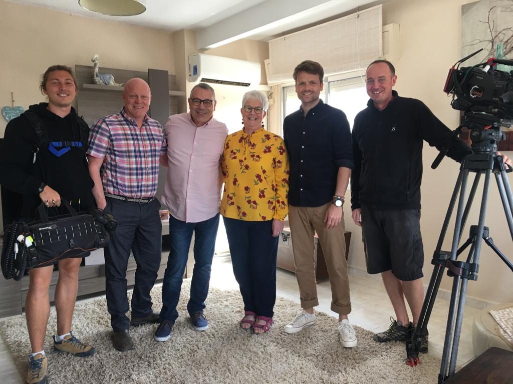 Simon with the production team, Ben and the property hunters.